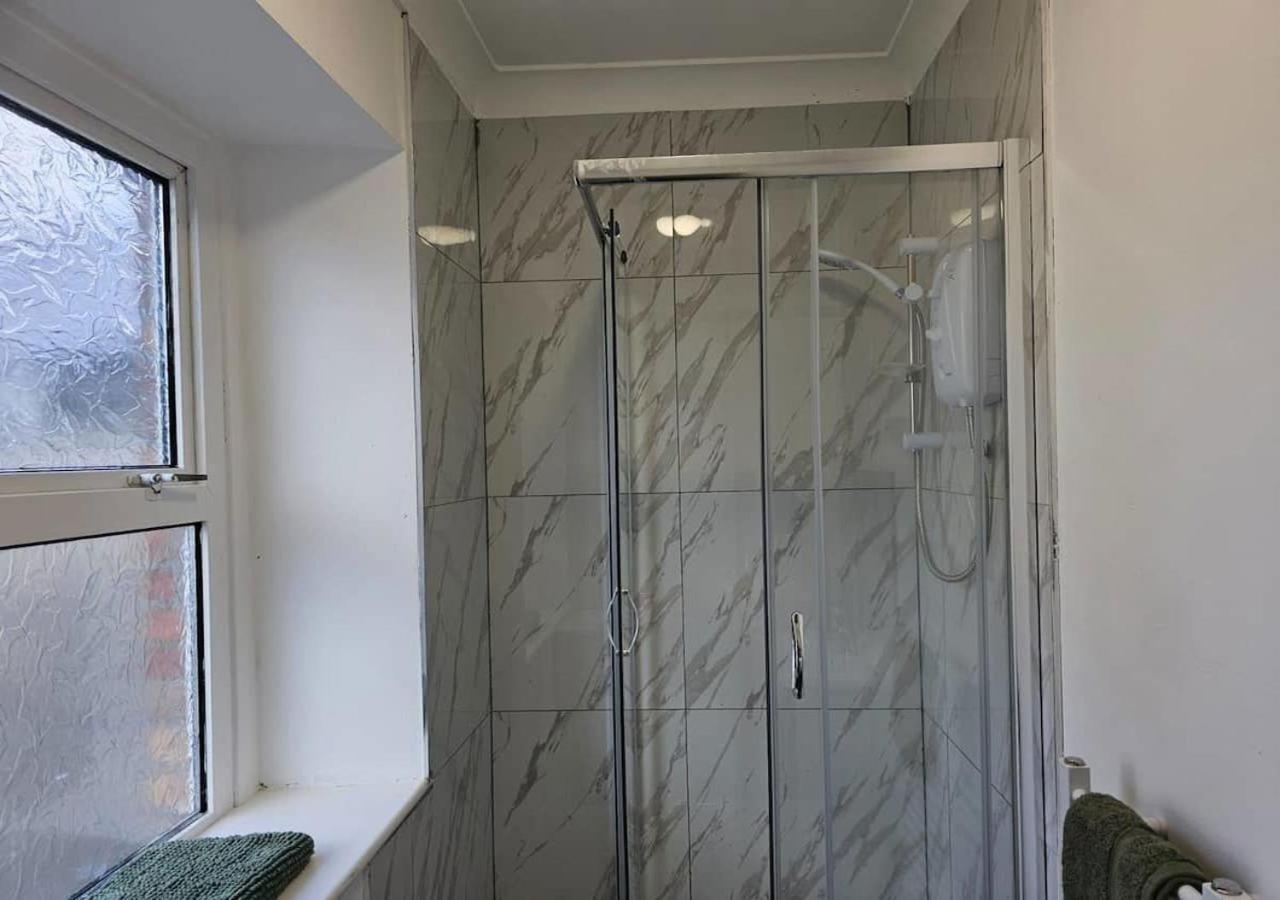 Modern & Stylish 1 Bedroom Flat In Bridgend Town Esterno foto