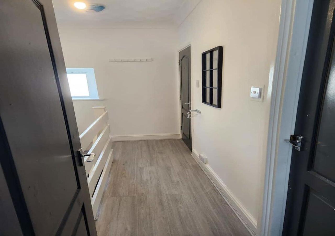 Modern & Stylish 1 Bedroom Flat In Bridgend Town Esterno foto