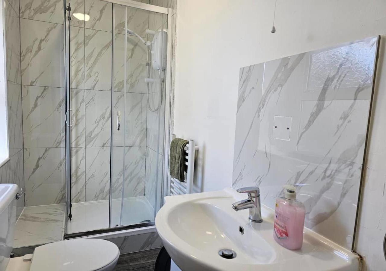 Modern & Stylish 1 Bedroom Flat In Bridgend Town Esterno foto