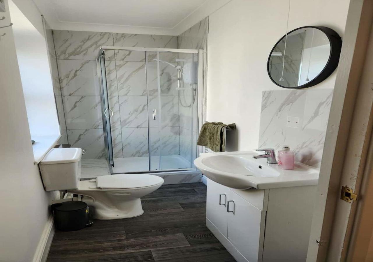 Modern & Stylish 1 Bedroom Flat In Bridgend Town Esterno foto